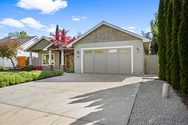 1054 Pumpkin Ridge Drive, Eagle Point, OR 97524