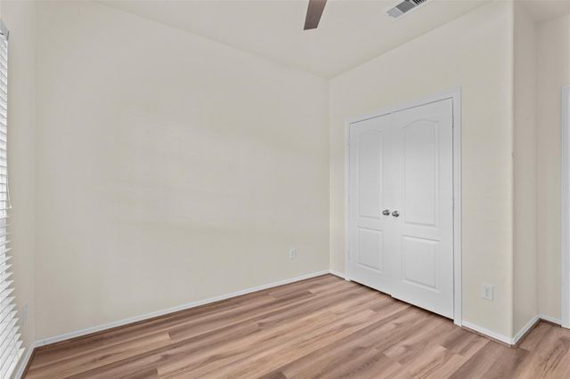 1069 Shadow Glenn Drive, Conroe, TX 77301