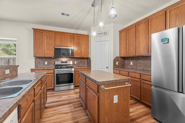 1069 Shadow Glenn Drive, Conroe, TX 77301