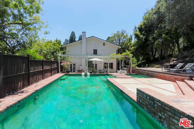 12145 La Casa Lane, Los Angeles, CA 90049