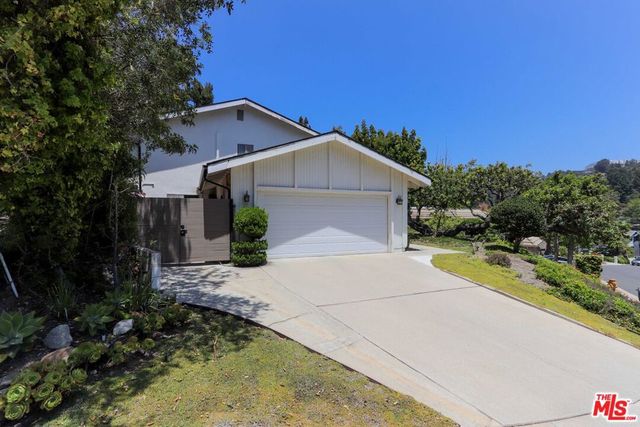 12145 La Casa Lane, Los Angeles, CA 90049