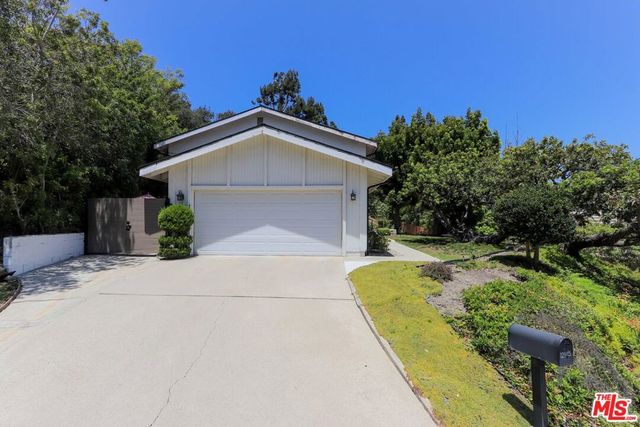 12145 La Casa Lane, Los Angeles, CA 90049