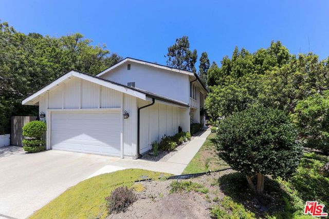 12145 La Casa Lane, Los Angeles, CA 90049
