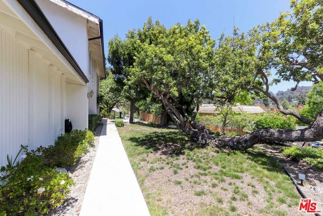 12145 La Casa Lane, Los Angeles, CA 90049
