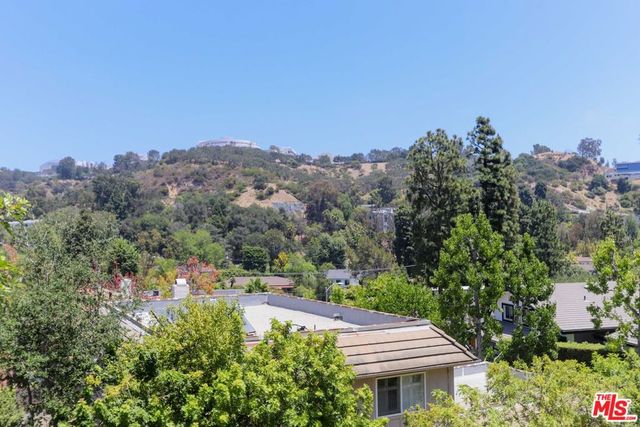 12145 La Casa Lane, Los Angeles, CA 90049