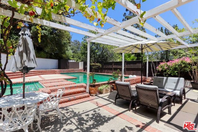 12145 La Casa Lane, Los Angeles, CA 90049