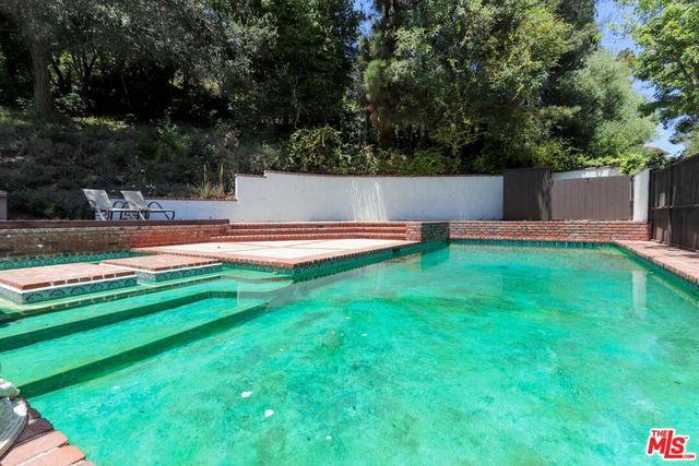 12145 La Casa Lane, Los Angeles, CA 90049