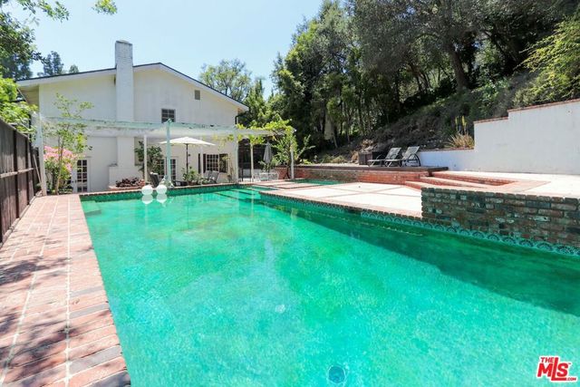 12145 La Casa Lane, Los Angeles, CA 90049