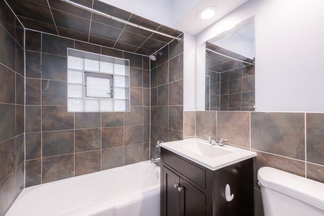 3312 N KOSTNER Avenue 1, Chicago, IL 60641