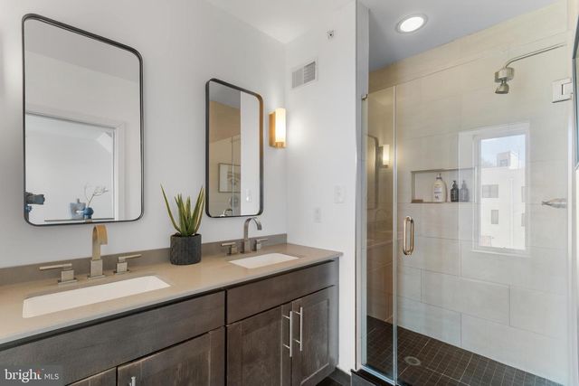 136 BURNSIDE ST, Philadelphia, PA 19127