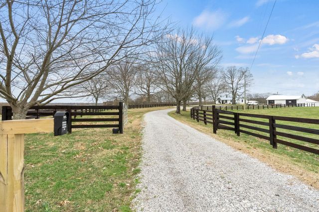 3863 Felts Rd, Cedar Hill, TN 37032