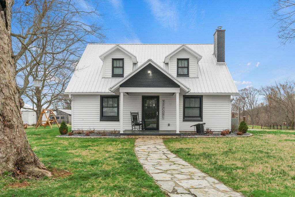 3863 Felts Rd, Cedar Hill, TN 37032