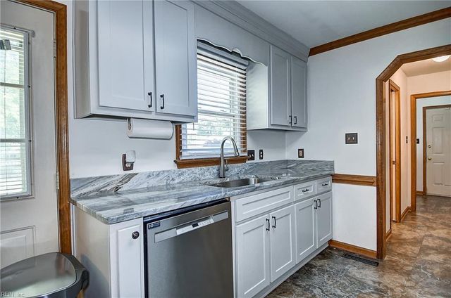 1329 Creekview Dr, Chesapeake, VA 23321
