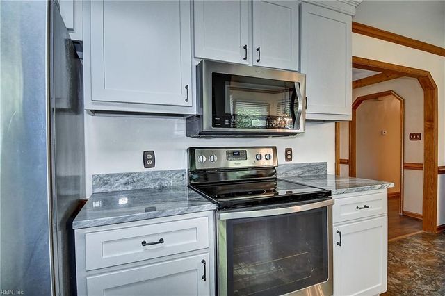 1329 Creekview Dr, Chesapeake, VA 23321