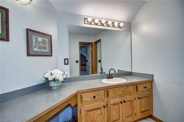 1329 Creekview Dr, Chesapeake, VA 23321