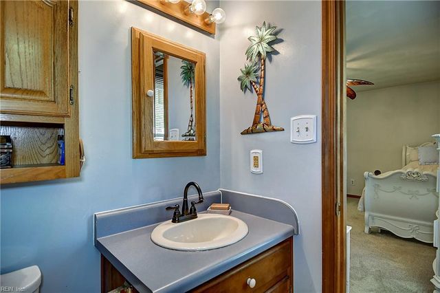 1329 Creekview Dr, Chesapeake, VA 23321