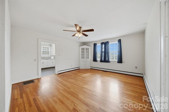 2711 SE 8th Avenue SE, Hickory, NC 28602