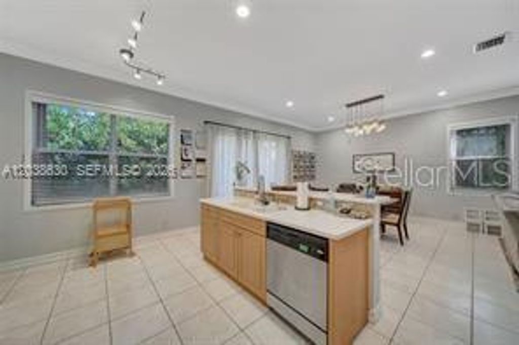 Image 15 of property listing at 1531 SW 194TH TERRACE, Pembroke Pines, FL 33029