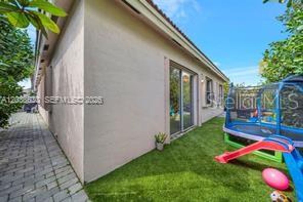Image 38 of property listing at 1531 SW 194TH TERRACE, Pembroke Pines, FL 33029