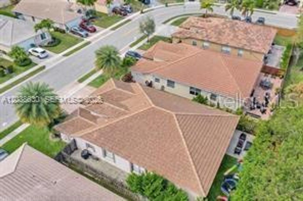 Image 50 of property listing at 1531 SW 194TH TERRACE, Pembroke Pines, FL 33029