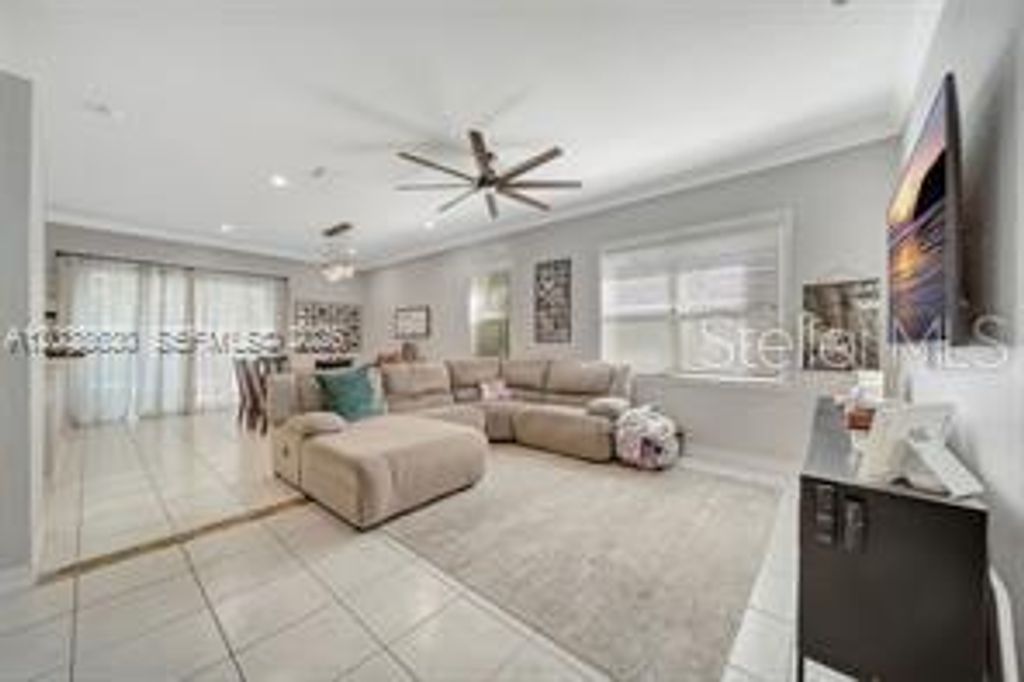 Image 8 of property listing at 1531 SW 194TH TERRACE, Pembroke Pines, FL 33029