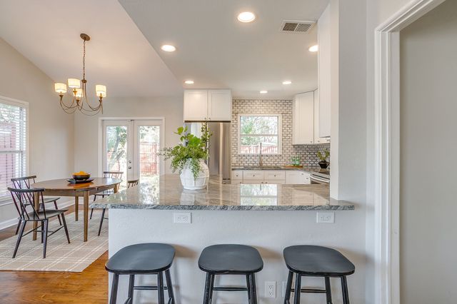 4231 S Cresthaven Road, Dallas, TX 75209