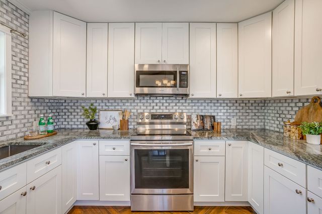 4231 S Cresthaven Road, Dallas, TX 75209