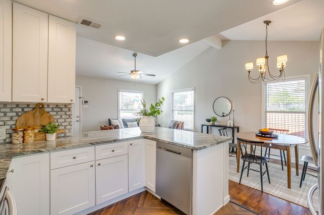 4231 S Cresthaven Road, Dallas, TX 75209