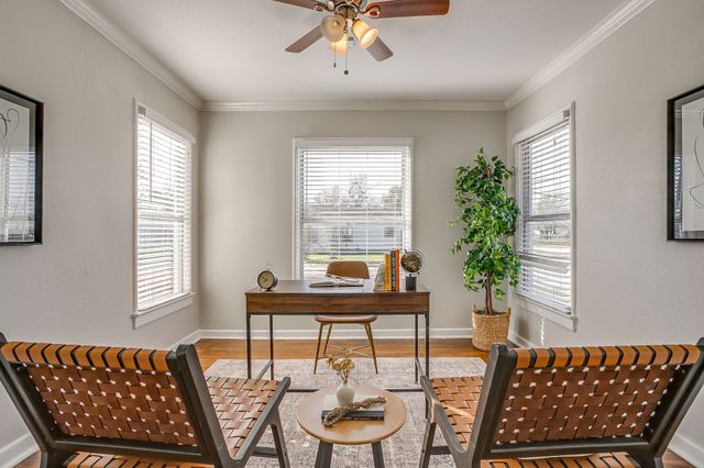 4231 S Cresthaven Road, Dallas, TX 75209