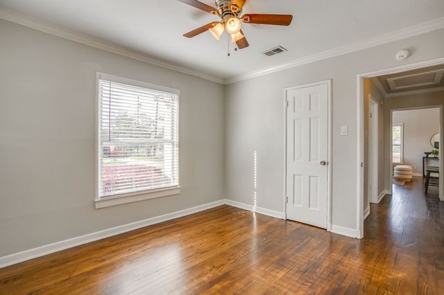 4231 S Cresthaven Road, Dallas, TX 75209