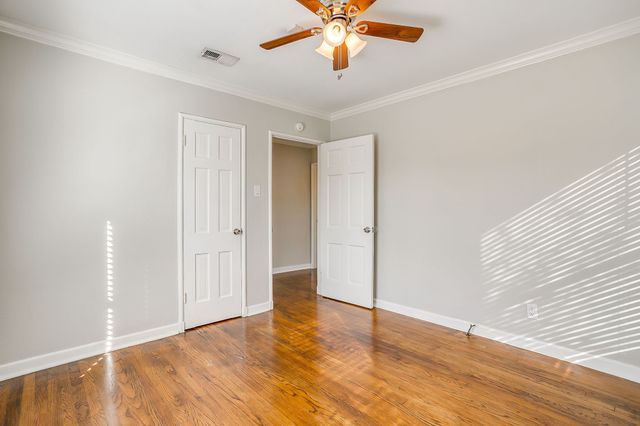 4231 S Cresthaven Road, Dallas, TX 75209