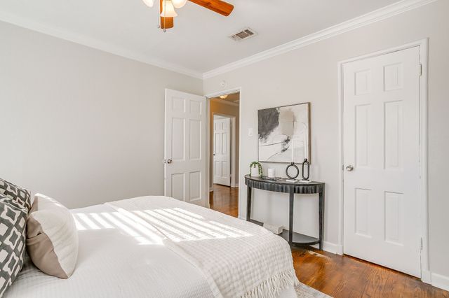 4231 S Cresthaven Road, Dallas, TX 75209