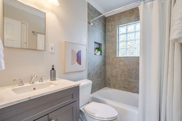 4231 S Cresthaven Road, Dallas, TX 75209