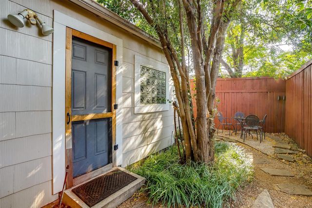 4231 S Cresthaven Road, Dallas, TX 75209