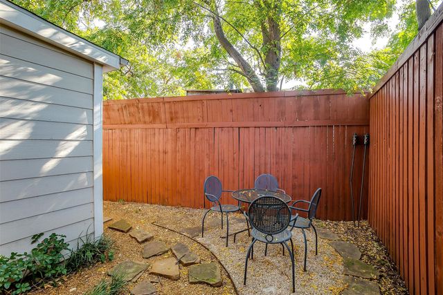 4231 S Cresthaven Road, Dallas, TX 75209