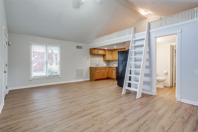 4231 S Cresthaven Road, Dallas, TX 75209