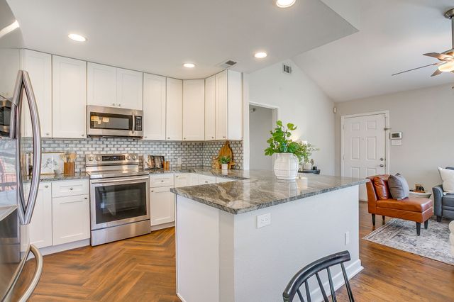 4231 S Cresthaven Road, Dallas, TX 75209