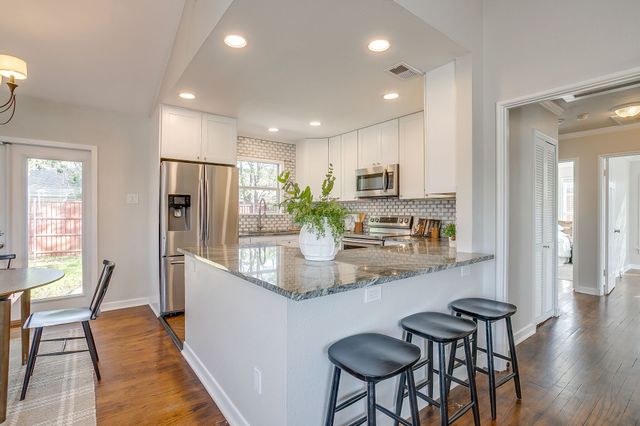 4231 S Cresthaven Road, Dallas, TX 75209