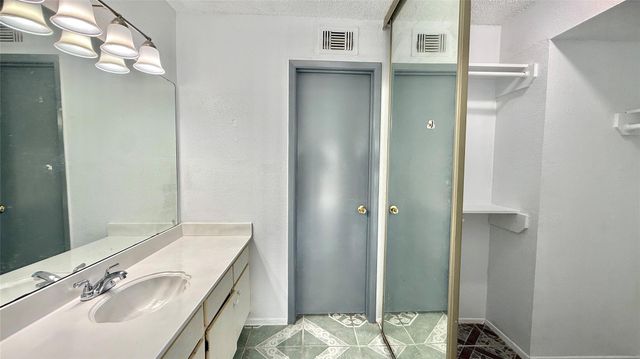 11889 Bobwhite Drive 834, Houston, TX 77035