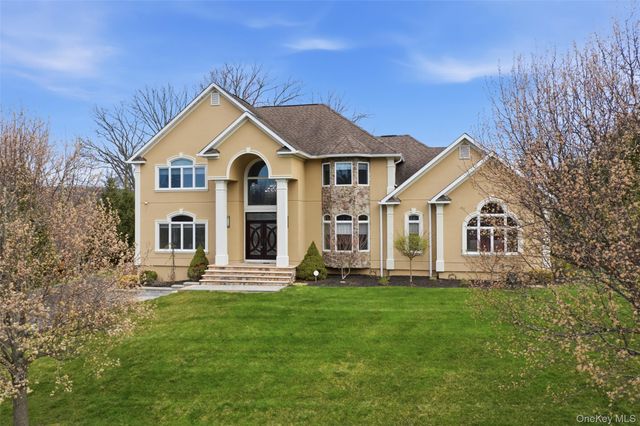 35 Greenwich Avenue, Central Valley, NY 10917