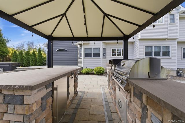 35 Greenwich Avenue, Central Valley, NY 10917