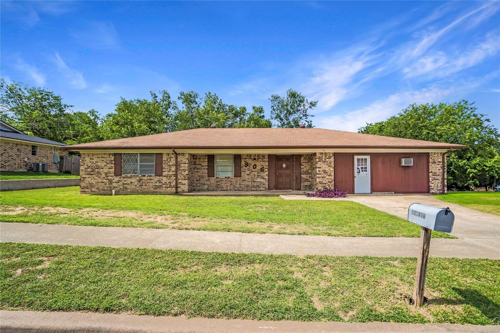 906 Lynn LN, Copperas Cove, TX 76522
