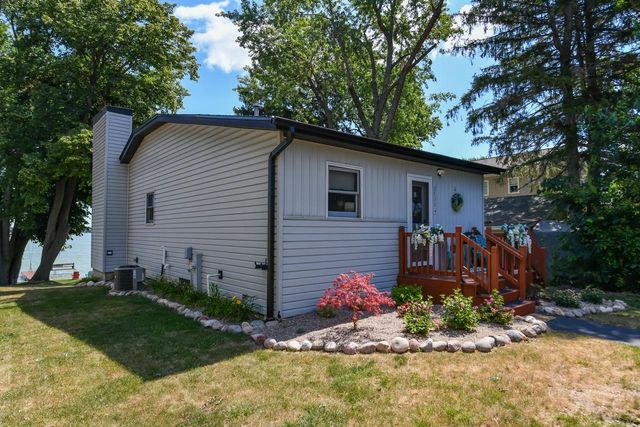 2531 Lakeshore DRIVE, Kansasville, WI 53139