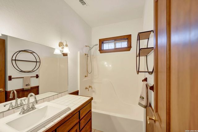 181 SETTLERS CIR, Bandera, TX 78003
