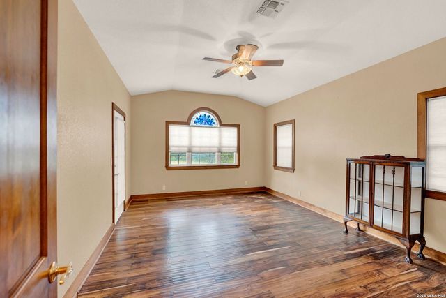181 SETTLERS CIR, Bandera, TX 78003