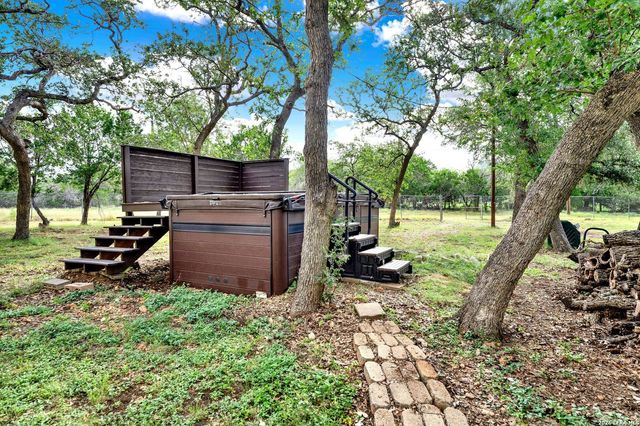 181 SETTLERS CIR, Bandera, TX 78003
