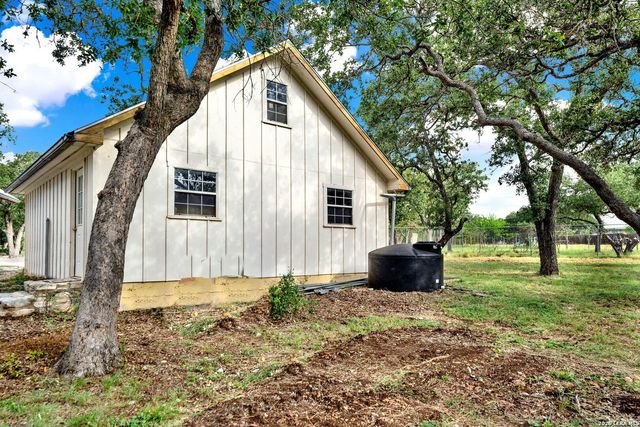 181 SETTLERS CIR, Bandera, TX 78003