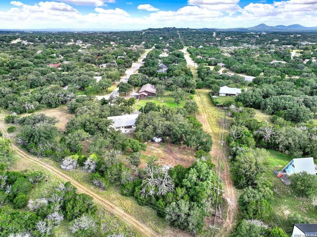 181 SETTLERS CIR, Bandera, TX 78003