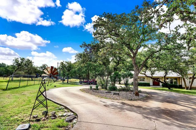 181 SETTLERS CIR, Bandera, TX 78003