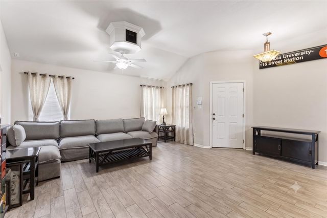 2106 Narrow Glen PKWY, Austin, TX 78744
